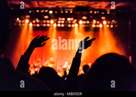 Dan Auerbach esegue a Los Angeles sul semplice suono occhio Revue Tour Foto Stock