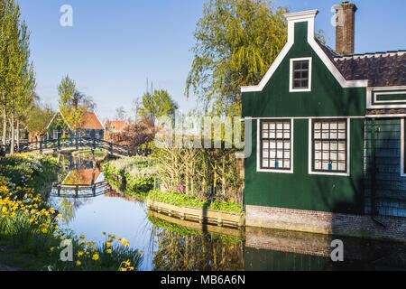 Conserve di case storiche a Zaanse Schans sulle rive del fiume Zaan, nei pressi di Amsterdam Zaandam, North Holland, Paesi Bassi Foto Stock