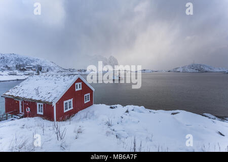 Tipiche case di pescatori chiamato Rorbu, isole Lofoten in Norvegia Foto Stock