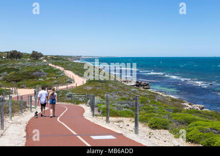 Walkers sul lluka sentiero costiero un poco a sud della spiaggia di Burns, Perth, Western Australia Foto Stock