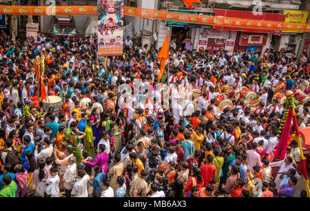 Mumbai, India - 18 Marzo 2018: folla enorme riunita a Girgaon, Sud di Mumbai per celebrare indù Anno Nuovo Parade (Gudi Padva) Foto Stock