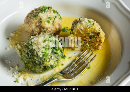 I canederli, tipica del sud piatto tirolese Foto Stock