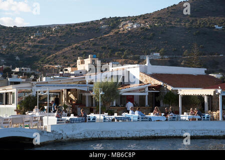 Elounda, Creta, Grecia. Un ristorante cretese sul lungomare di questa località di villeggiatura balneare Foto Stock