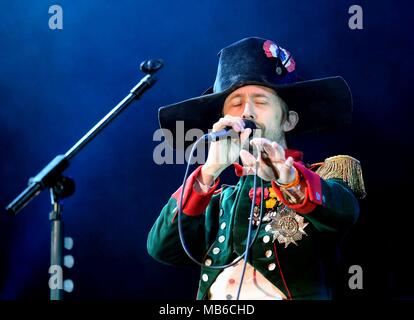 Neil Hannon con la Divina Commedia in esecuzione al Festival di Cropredy 2017 Foto Stock