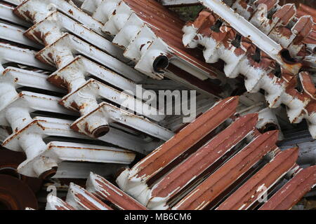 Vecchie e arrugginite radiatori impilati in un junkyard Foto Stock