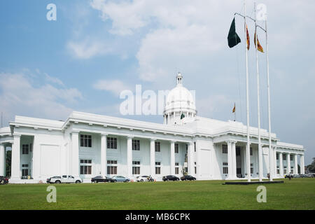 Colombo, Sri Lanka - Marzo 08, 2018: il Municipio di Colombo, Colombo consiglio comunale con bandiere Foto Stock