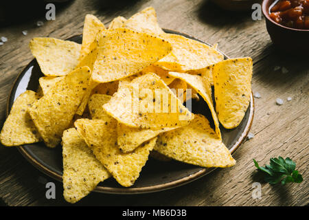 Nachos chips e un assortimento di salse dip. Tortilla di mais chip nachos con salsa di formaggio fuso e guacamole, messicani snack. Foto Stock