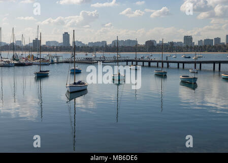 St Kilda è un sobborgo di Melbourne in Victoria, Australia. Vista di St Kilda dalla scogliera alla fine del molo. Foto Stock