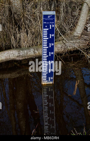 Acqua blu Profondità scala di misurazione in un piccolo fiume Foto Stock
