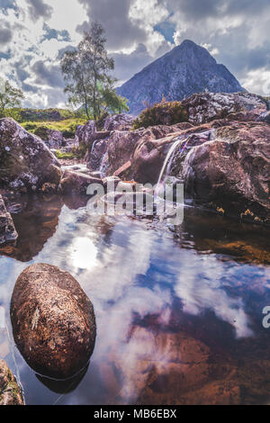 Buachaille Etive Mor e fiume Coupall, Highland, Scotland, Regno Unito Foto Stock