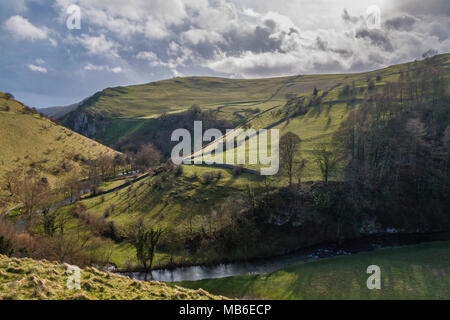 Dovedale, vicino Milldale, Parco Nazionale di Peak District, Derbyshire / confine Staffordshire, Inghilterra Foto Stock