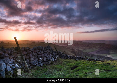 Dawn, vista verso Crowdecote e la colomba Vallata da alta Wheeldon Hill, Parco Nazionale di Peak District, Derbyshire, Inghilterra Foto Stock