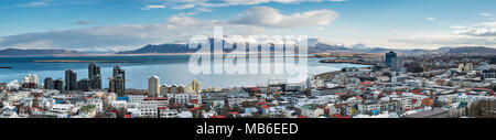 Reykjavik, Islanda. Vista panoramica a nord-est dalla torre della chiesa Hallgrimskirkja, guardando sopra la città di colline sopra la baia di Hofsvik Foto Stock