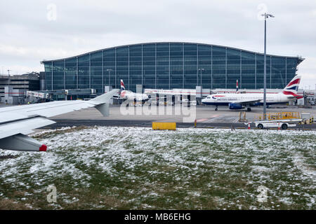 L'aeroporto di Heathrow di Londra, Regno Unito. Il terminale 5, progettato da Richard Rogers Partnership e aperto nel 2008, è il più grande edificio NEL REGNO UNITO Foto Stock