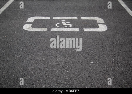 Handicap nelle aree di parcheggio riservato per disabili sfondo orizzontale Foto Stock