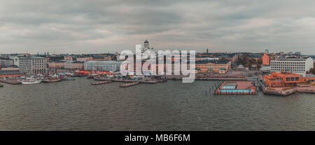 Vista di Helsinki quando arrivano al cuore della città formano il mare, visibile è il presidente palace e altro ancora Foto Stock