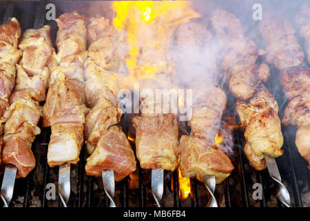 Succosa gustosa carne fresca shish kebab spiedini arrosto su barbecue Foto Stock