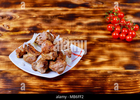 Kebab con cipolla spiedini con spezie e verdure Pomodori Cipolle, su tavola di legno Foto Stock