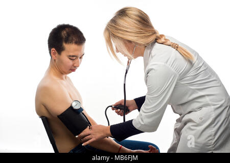 Ragazza medico misura pressione del sangue del paziente di aspetto asiatico (isolato su bianco) Foto Stock