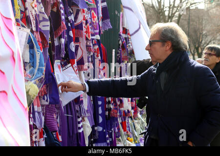 La Fiorentina presidente Andrea della Valle visite il Davide Astori memorial al di fuori del Stadio Artemio Franchi a Firenze, Italia. Dotato di: Andrea della Valle dove: Firenze quando: 07 Mar 2018 Credit: IPA/WENN.com * * disponibile solo per la pubblicazione in UK, USA, Germania, Austria, Svizzera** Foto Stock