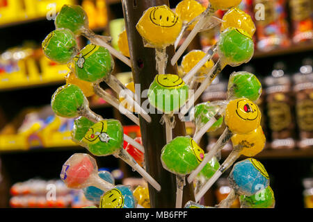 I dolci e la pasticceria prodotti zuccherati ora soggetti a tassa di zucchero, per il controllo di obesità. Foto Stock