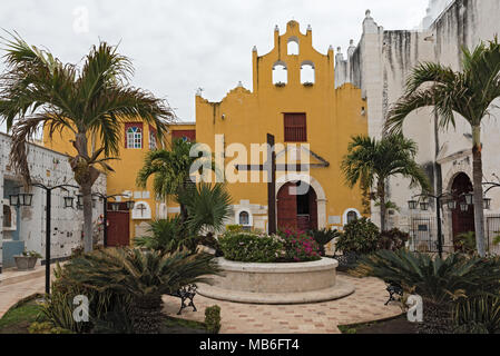 Giardino della cattedrale di san francisco de Campeche con museo, Messico Foto Stock