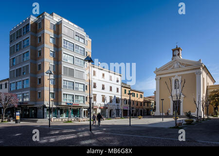 CECINA, Toscana, Italia - 31 Marzo 2018: la piazza della chiesa con la Chiesa del Duomo di San Giuseppe Foto Stock