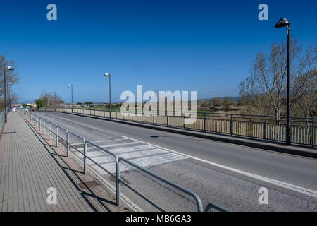 CECINA, Toscana, Italia - 31 Marzo 2018: il ponte sul fiume Cecina che collega Cecina a San Pietro in Palazzi Foto Stock