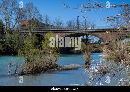 CECINA, Toscana, Italia - 31 Marzo 2018: il ponte sul fiume Cecina che collega Cecina a San Pietro in Palazzi Foto Stock
