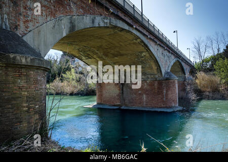 CECINA, Toscana, Italia - 31 Marzo 2018: il ponte sul fiume Cecina che collega Cecina a San Pietro in Palazzi Foto Stock
