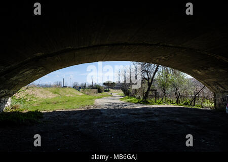 CECINA, Toscana, Italia - 31 Marzo 2018: il ponte sul fiume Cecina che collega Cecina a San Pietro in Palazzi Foto Stock