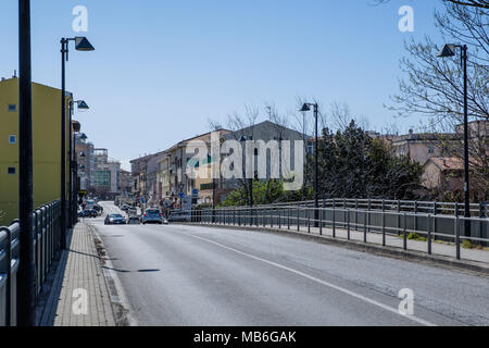 CECINA, Toscana, Italia - 31 Marzo 2018: il ponte sul fiume Cecina che collega Cecina a San Pietro in Palazzi Foto Stock