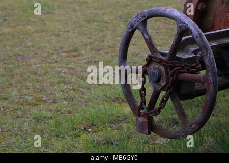 Rusty valvola di interdizione al vecchio sito di fabbrica. Foto Stock