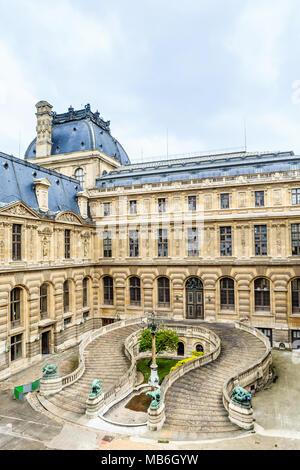 A forma di ferro di cavallo scala nel cortile del museo del Louvre. Parigi. Francia Foto Stock