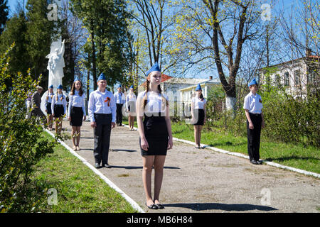 Mstyora,Russia-May 9,2015:adolescente costo(stand) in guardia d'onore accanto al guerriero del monumento in onore del giorno della vittoria in città Mstyora,Russia Foto Stock