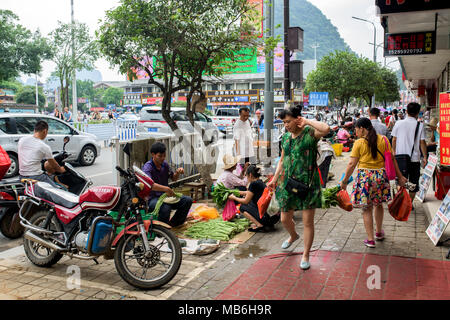 La gente per le strade della città di Guilin, Cina Foto Stock