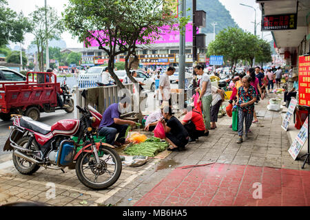 La gente per le strade della città di Guilin, Cina Foto Stock