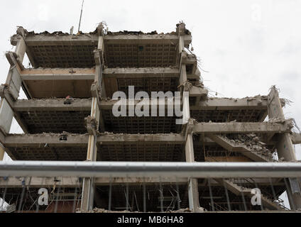 Sito di demolizione, edificio in cemento armato a più piani parzialmente demolito, ex quartier generale della polizia di Bury nel lancashire Foto Stock