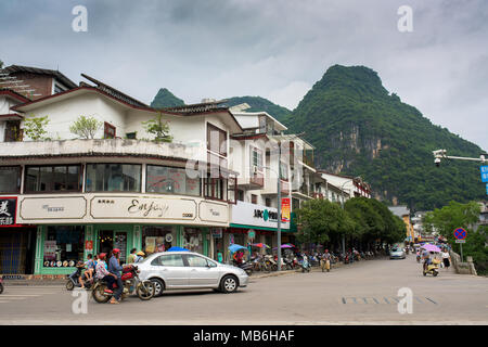 La gente per le strade della città di Guilin, Cina Foto Stock