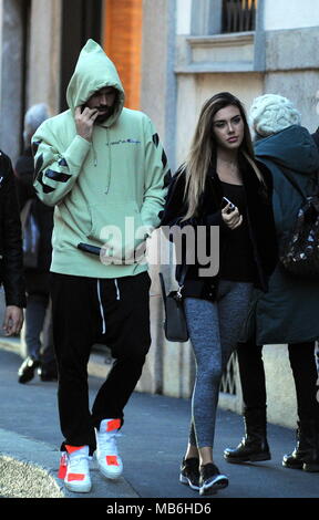 Andrea Petagna e la sua nuova ragazza Michelly Sander in Milano con: Andrea Petagna, Michelly Sander Dove: Milano, Italia Quando: 07 Mar 2018 Credit: IPA/WENN.com * * disponibile solo per la pubblicazione in UK, USA, Germania, Austria, Svizzera** Foto Stock