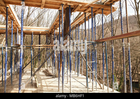 Rafforzare le fondamenta del secondo piano della casa con rack di metallo. Il telaio in legno per il cassero di formatura Foto Stock