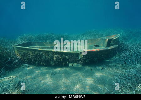 Una piccola barca disastrate underwater sul fondale del mar Mediterraneo, Catalonia, Costa Brava, Spagna Foto Stock