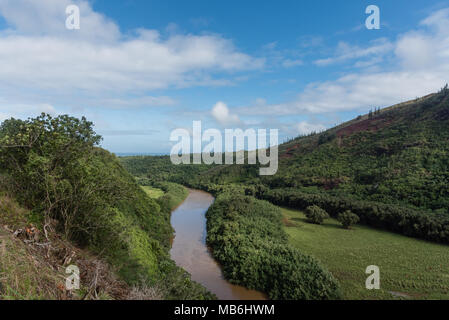 Il pittoresco Fiume Wailua vista dopo un forte acquazzone su Kauai, Hawaii Foto Stock