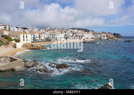 Spagna Il Mediterraneo villaggio costiero Calella de Palafrugell con spiaggia di sabbia e rocce sulla riva del mare, in Costa Brava Catalogna, Baix Empordà Foto Stock