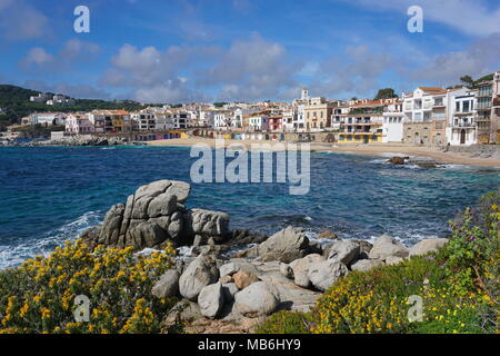 Spagna costa del villaggio mediterraneo Calella de Palafrugell con spiaggia di sabbia e rocce, in Costa Brava Catalogna, Baix Empordà Foto Stock