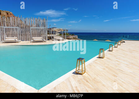 MILOS, Grecia - 19 Maggio 2017: Moderna piscina di lusso che si affaccia sul Mare Egeo. Milos, Paleochori Beach, Cicladi Island, Grecia. Foto Stock