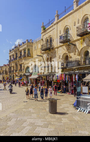 Gerusalemme, Israele - Aprile 6, 2018: Scena di Omar Ben el-Hatab street, vicino alla Porta di Jaffa, con la gente del posto e gli ospiti. La città vecchia di Gerusalemme, Israele Foto Stock