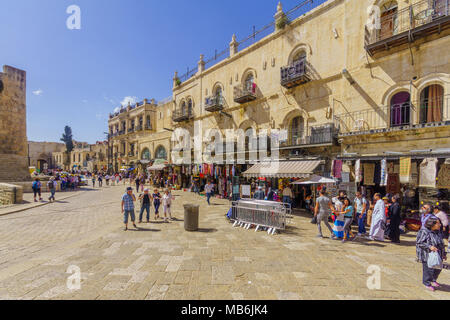 Gerusalemme, Israele - Aprile 6, 2018: Scena di Omar Ben el-Hatab street, vicino alla Porta di Jaffa, con la gente del posto e gli ospiti. La città vecchia di Gerusalemme, Israele Foto Stock