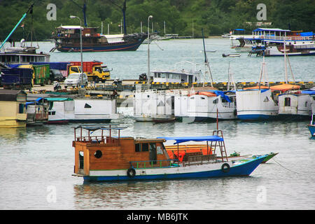 Barche ancorate a Labuan Bajo città sull isola di Flores, Nusa Tenggara, Indonesia. L'economia locale in comune è centrata intorno al porto dei traghetti e a Foto Stock