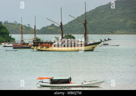 Barche ancorate a Labuan Bajo città sull isola di Flores, Nusa Tenggara, Indonesia. L'economia locale in comune è centrata intorno al porto dei traghetti e a Foto Stock